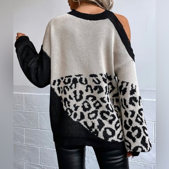 Sweater Leopard Pattern Asymmetrical shoulder Black and white Size Large - Picture 3 of 5